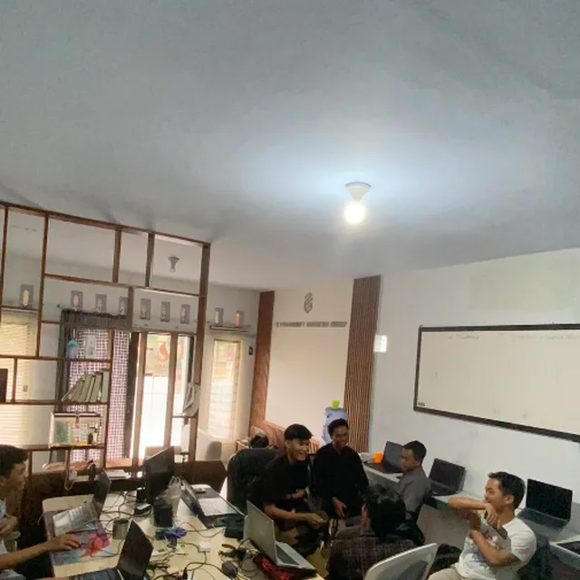 Tim JWM menyiapkan konten edukasi website dan digital marketing